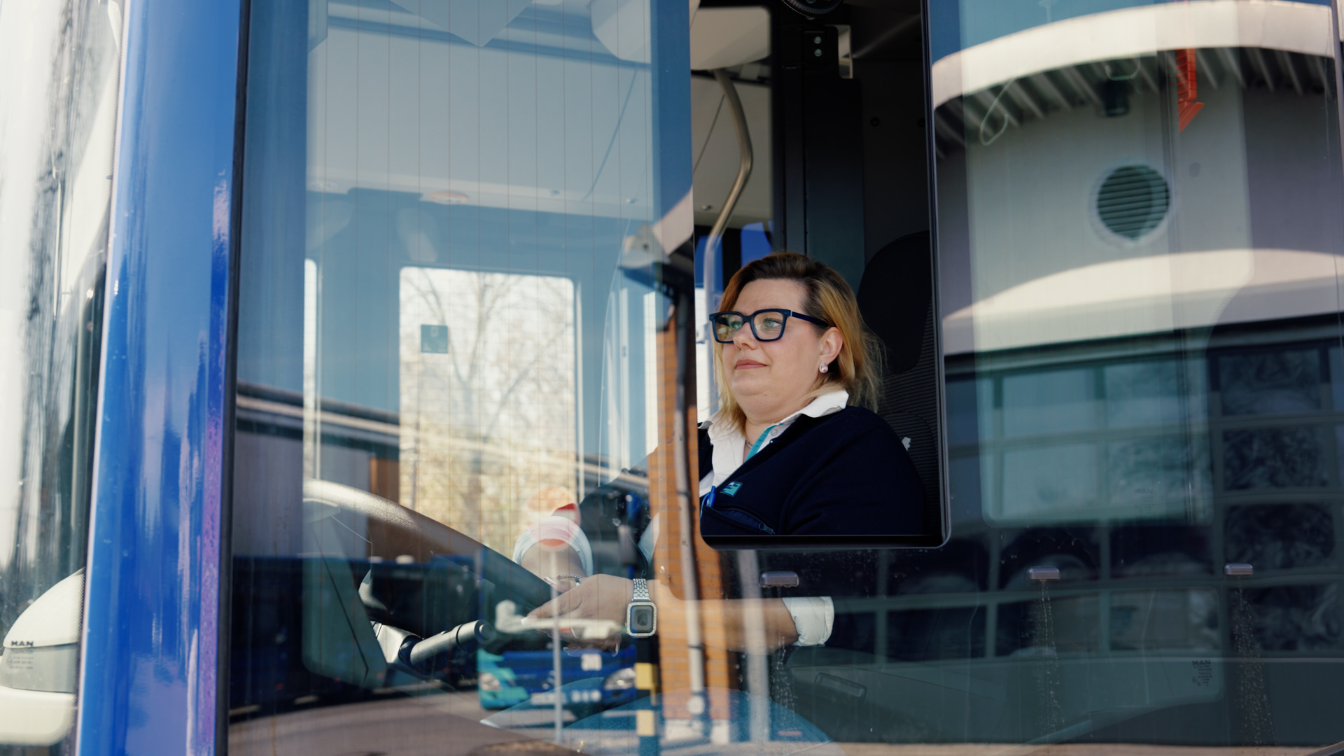 Busfahrerin am Steuer